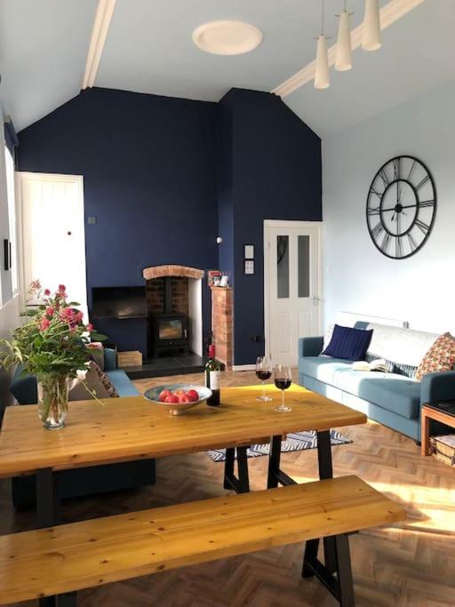 Escape To The Country @ Bron Offa Bach * Coedpoeth