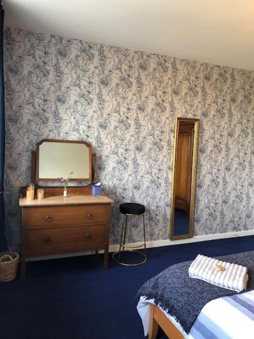 Escape To The Country @ Bron Offa Bach