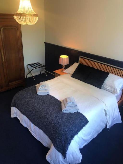 Escape To The Country @ Bron Offa Bach * Coedpoeth